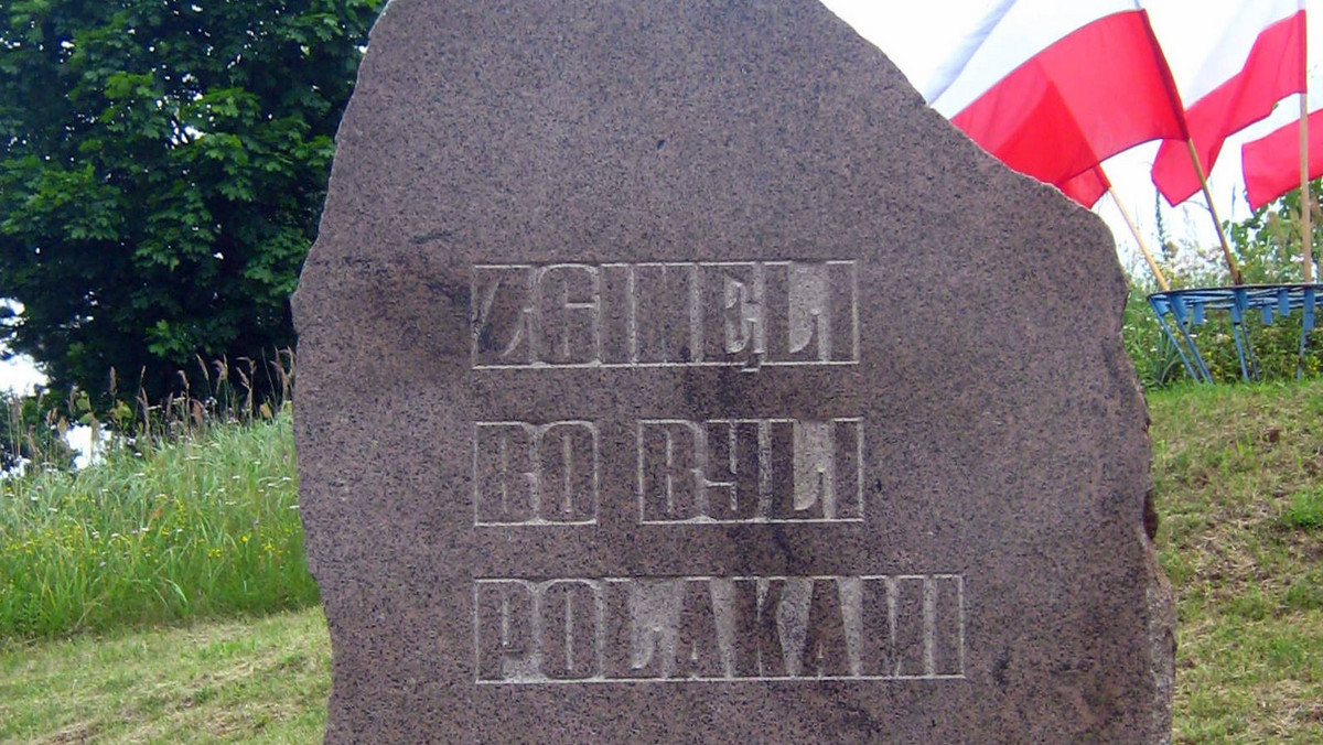 266 dębowych krzyży stanęło w Gibach na wzgórzu, gdzie od lat są organizowane uroczystości rocznicowe związane z uczczeniem ofiar Obławy Augustowskiej, w której w 1945 roku zginęło co najmniej 592 działaczy podziemia niepodległościowego.