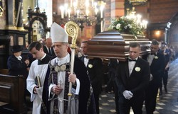 "Żył dla innych, nie dla siebie". W Krakowie tłumy żegnały Zbigniewa Wodeckiego