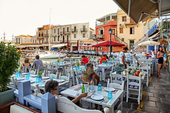 BRITANCI GRČKOJ DONOSE MILIJARDE, A SRBIMA INTERESOVANJE NE OPADA! Ovako će se letovati ove godine, menjaju se i navike turista (VIDEO)