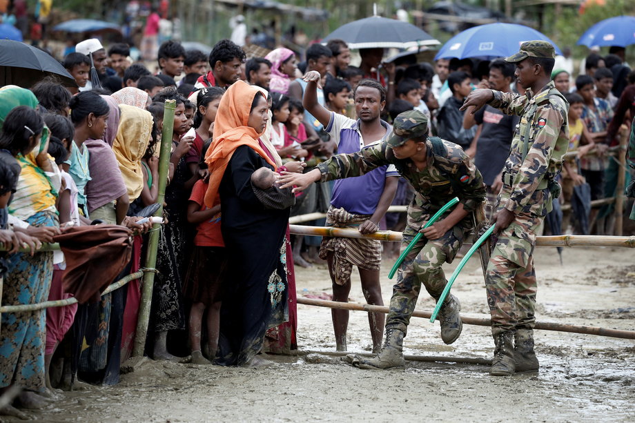 Rohingya refugees line up to receive aid in Bangladesh