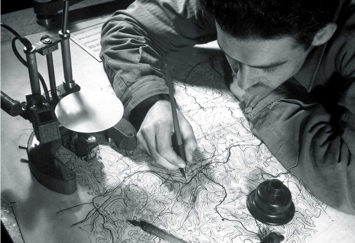 Amerykański kartograf dopracowuje mapy podczas przygotowań do operacji wojskowej. Styczeń 1943 r.