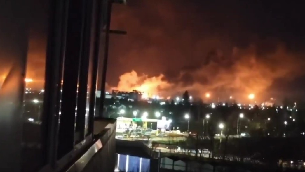 Dronele ucrainene au ajuns în Siberia, la 2.500 de km în inima Rusiei: au lovit o uzină petrochimică și depozite