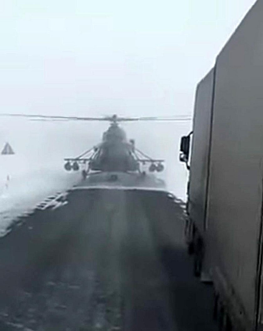 Zaskakujące sceny na autostradzie. Na drodze wylądował śmigłowiec