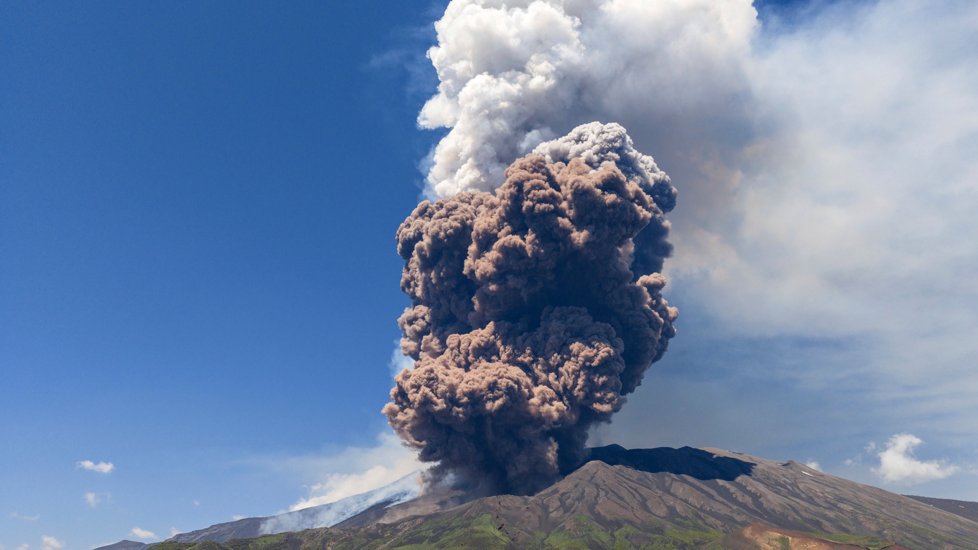 Etna chrlila do vzduchu dym a popol.