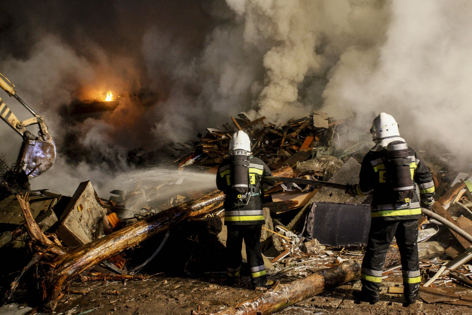 Gigantyczny pożar fabryki mebli w Suchedniowie
