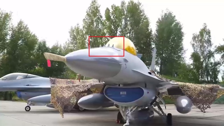 Ukraiński F-16 czy makieta F-16? Na podstawie takich zdjęć Rosjanie analizują czy mamy do czynienia z realnym bojowym samolotem, czy może jego atrapą.