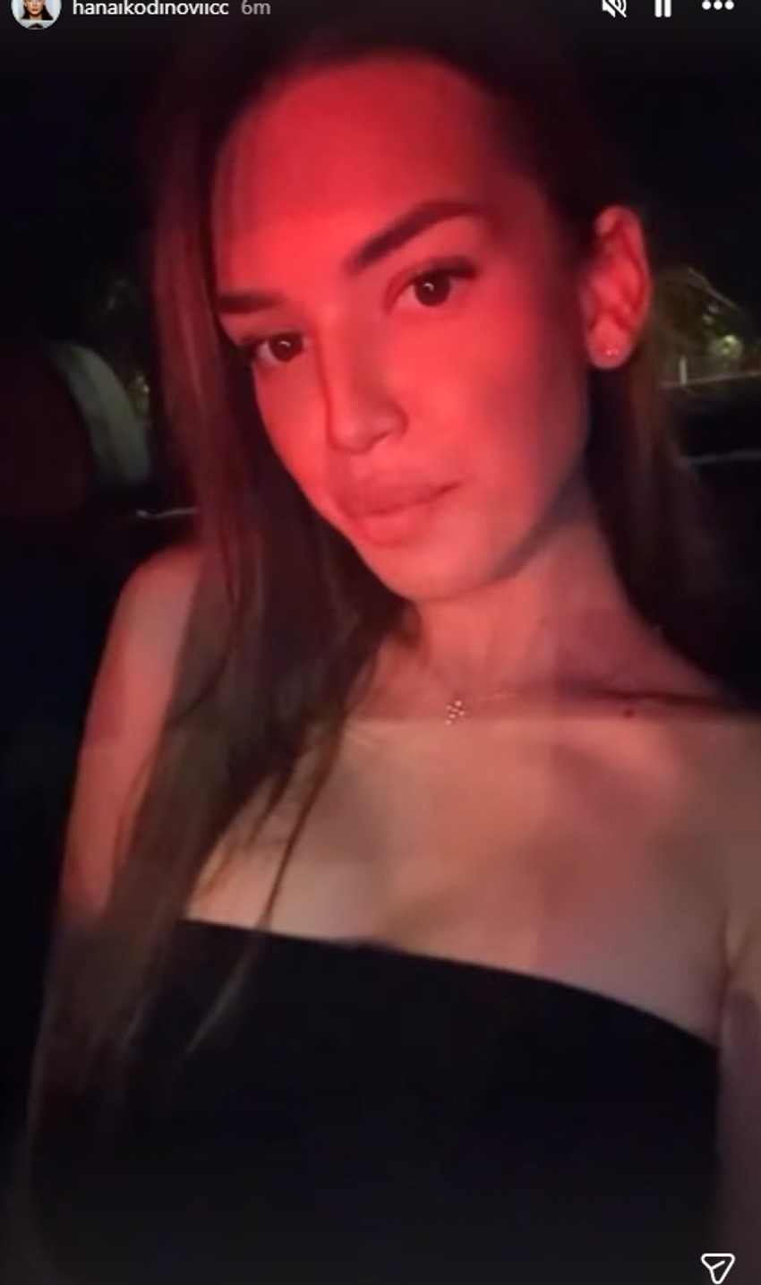 Hana Ikodinović se snima u automobilu