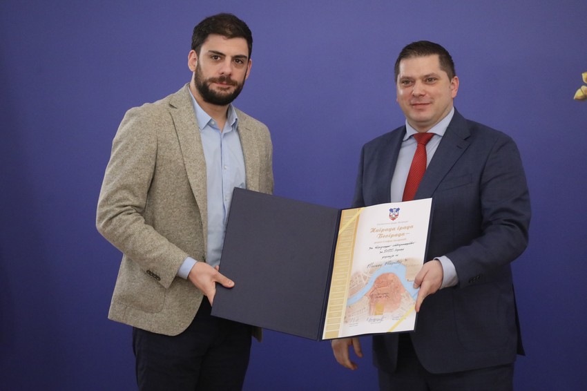 Nikola Nikodijević Milanu Mariću uručuje nagradu za pozorišno stvaralaštvo