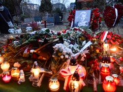 Nieprzewidziane wydarzenie na pogrzebie Emiliana Kamińskiego. Zniszczono grób...