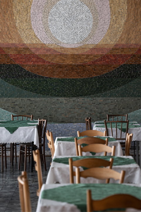 Piękna mozaika w jadalni ośrodka w Dźwirzynie
