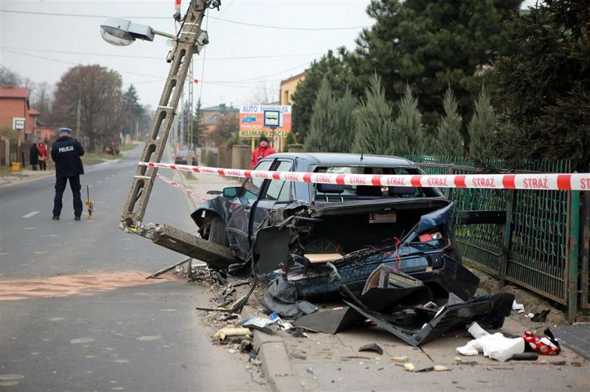 Staranował płot i ściął słup elektryczny. ZDJĘCIA