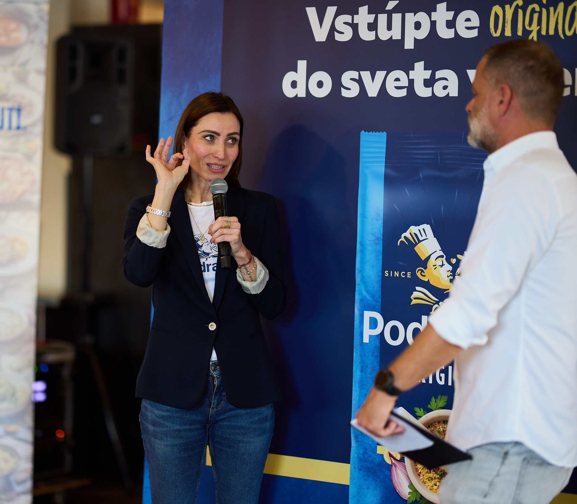 Talkshow na podujatí Varenie je strašne... dobré s Podravkou. Predstavenie Ochucovadla Podravka v novom obale so zachovanou, generáciami obľúbenou receptúrou. Elena Matušková, marketingová riaditeľka PODRAVKA INTERNATIONAL vysvetlila, prečo je Ochucovadlo Podravka  stálicou na trhu aj v našich kuchyniach.