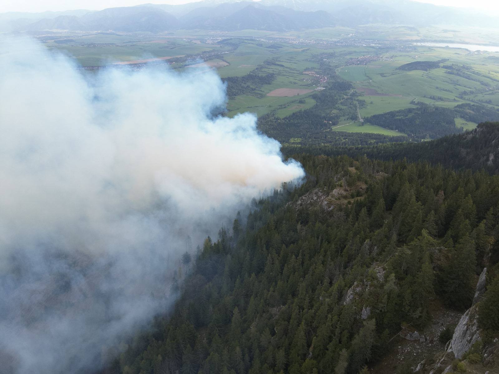 Hasiči likvidujú požiar v Bobroveckej doline.