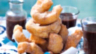 Churros (pączki) z ciepłą czekoladą cynamonową