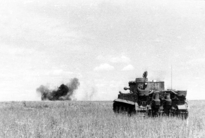 PzKpfw VI Tiger otwiera ogień do nieprzyjacielskiego czołgu