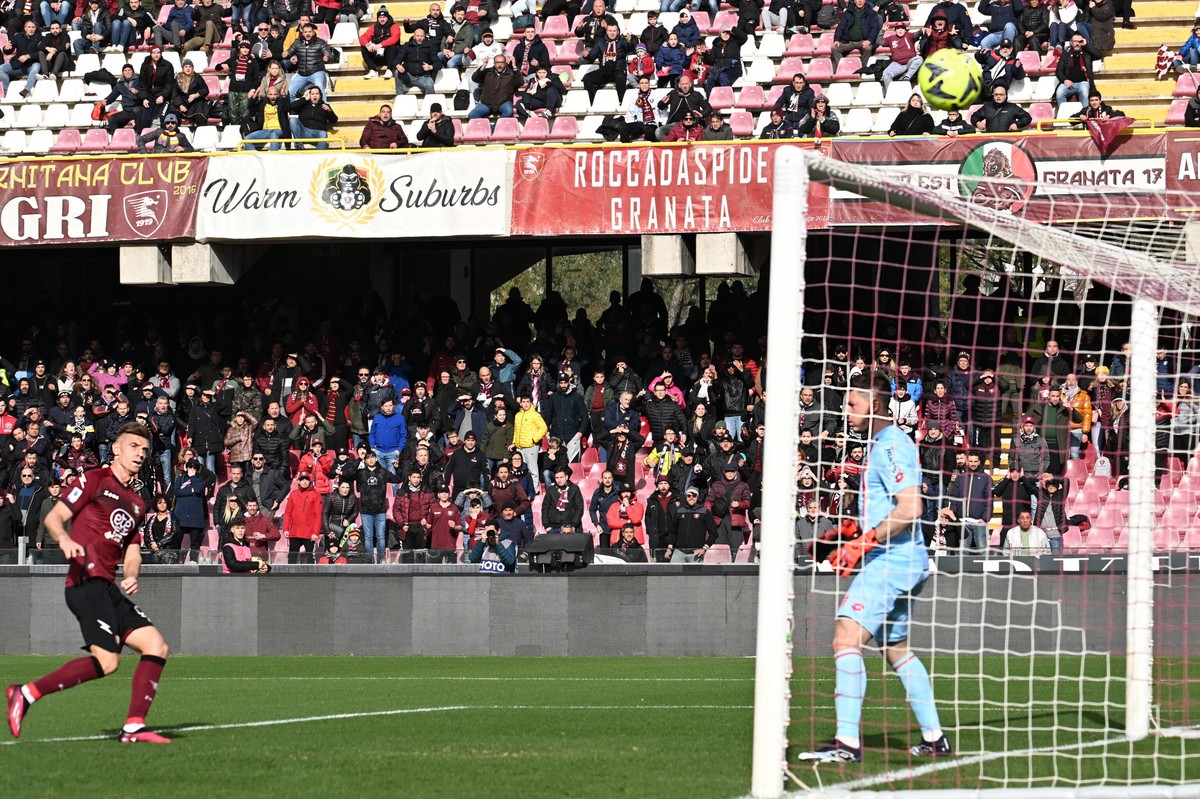 epa10492327 Salernitanaâ€™s Krzysztof Piatek goal opportunity during the Italian Serie A soccer match US Salernitana vs AC Monza at the Arechi stadium in Salerno, Italy, 26 February 2023. EPA/MASSIMO PICA Dostawca: PAP/EPA.