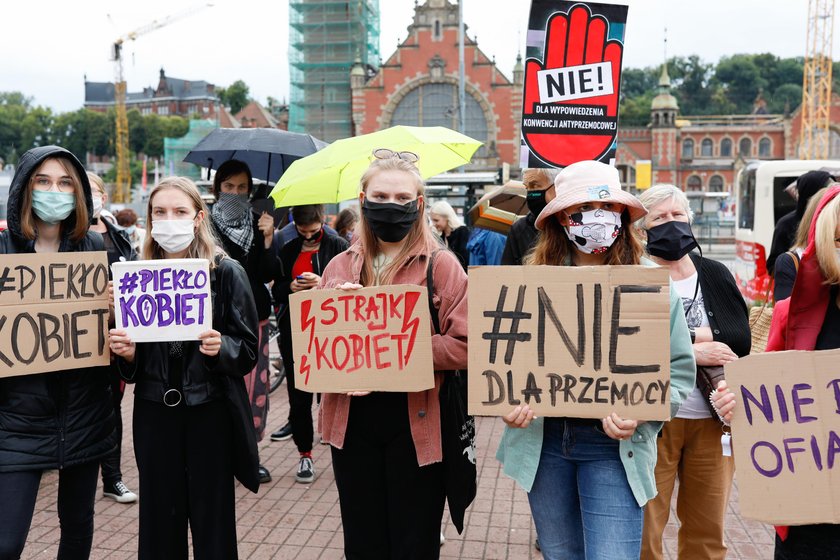 Protest na ulicach Warszawy. Polki przeciwko wypowiedzeniu konwencji antyprzemocowej