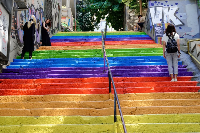 Stepenice u bojama duge - ilustracija