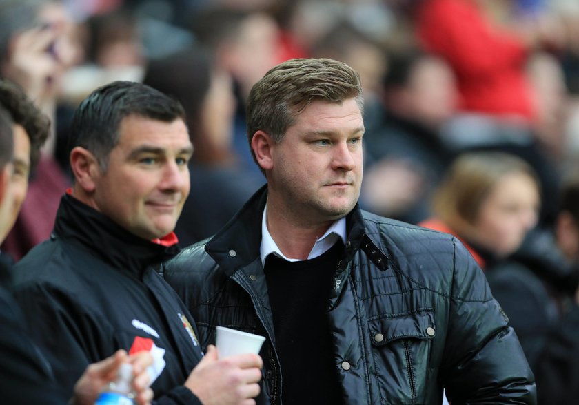 Trener MK Dons Karl Robinson stwierdził, że jego piłkarze muszą oszukiwać