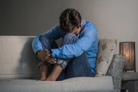 "Chłopaki nie płaczą", "kto stoi, ten się cofa". Nie wierz w to i nie oddalaj się od emocji