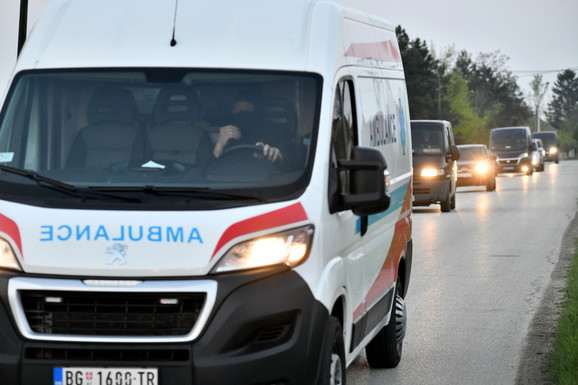 TEŠKA SAOBRAĆAJNA NESREĆA U KOLARIMA Vozila uništena, delovi automobila rasuti po putu