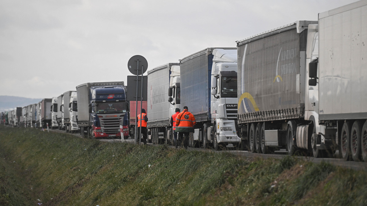 Blokada na granicy z Ukrainą zniesiona. Kierowcy i rolnicy dalej mają problem