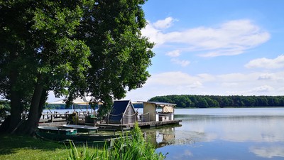 Lychen: tradycyjna tratwa na jeziorze