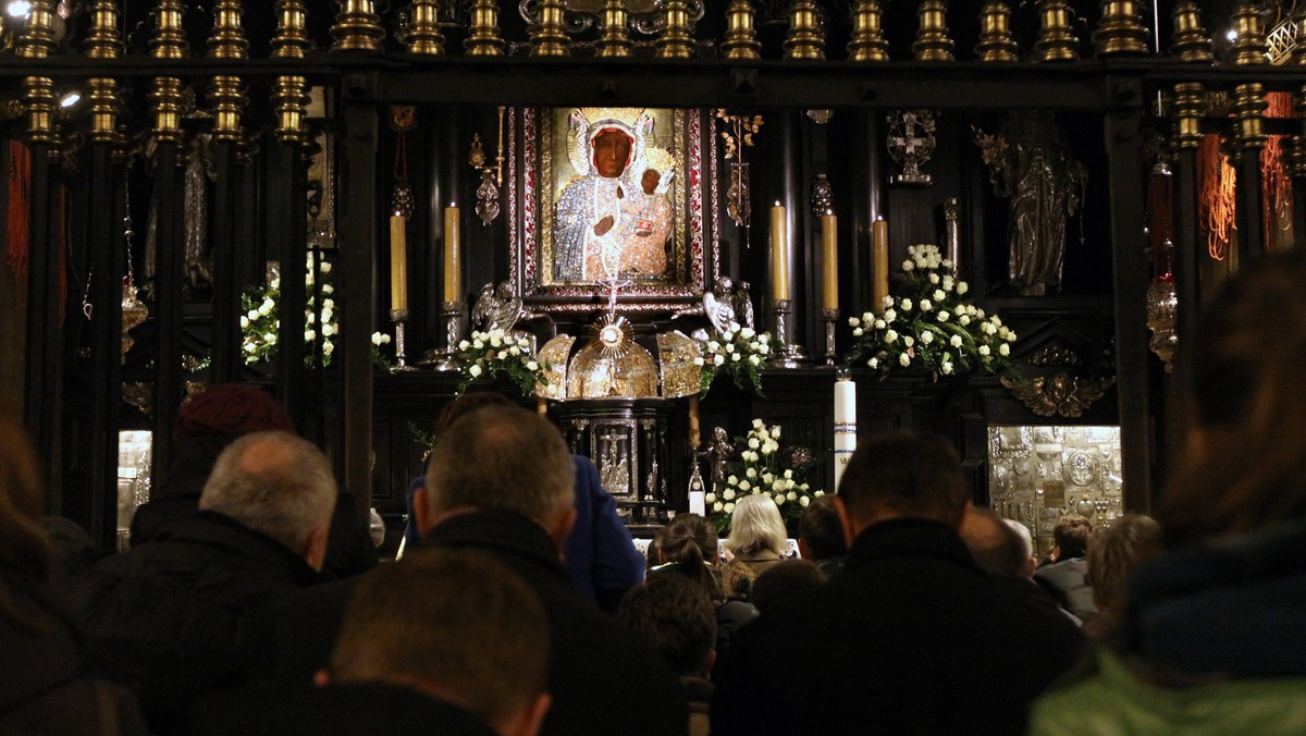 Słynny obraz Matki Bożej Częstochowskiej na Jasnej Górze jest w dobrej kondycji - ocenił specjalista po przeprowadzonej tradycyjnie przed Wielkanocą konserwacji malowidła. Przypomniał, że obraz wiele przeszedł i co roku wymaga drobnych interwencji.