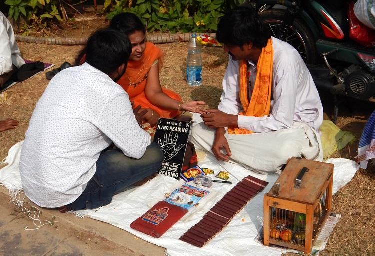 Para konsultująca się z astrologiem odnośnie prognoz dla jej związku [Keesaragutta, Indie]