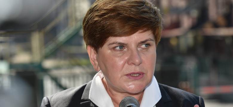Beata Szydło na wałach, Ewa Kopacz na plaży. Temat mają jeden