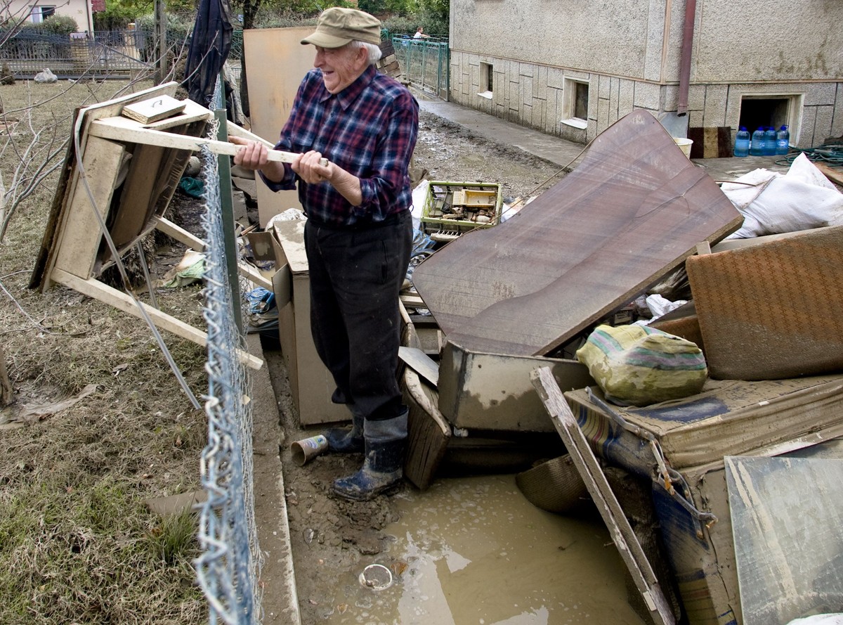 Jan Niedziela sprząta swoje zniszczone przez powódź gospodarstwo we wsi Wilków woj. lubelskie