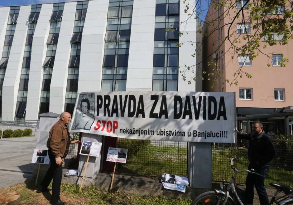 Transparenti pred sudom