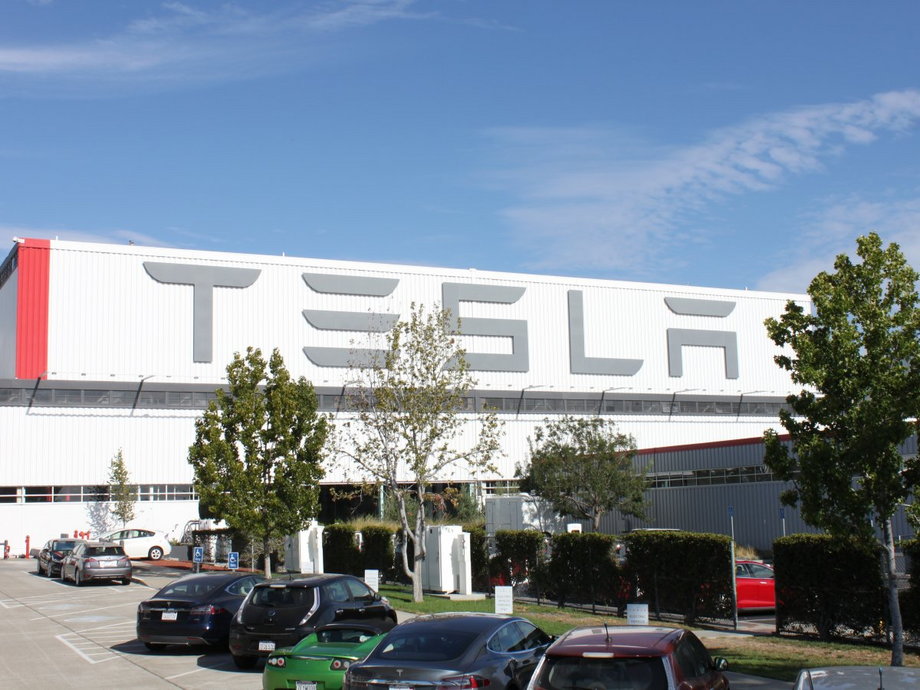 W 2016 roku Tesla wyprodukowała około 80 tysięcy aut