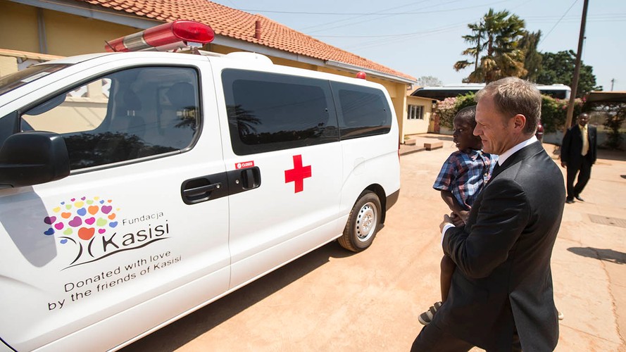 Polski premier wśród afrykańskich sierot