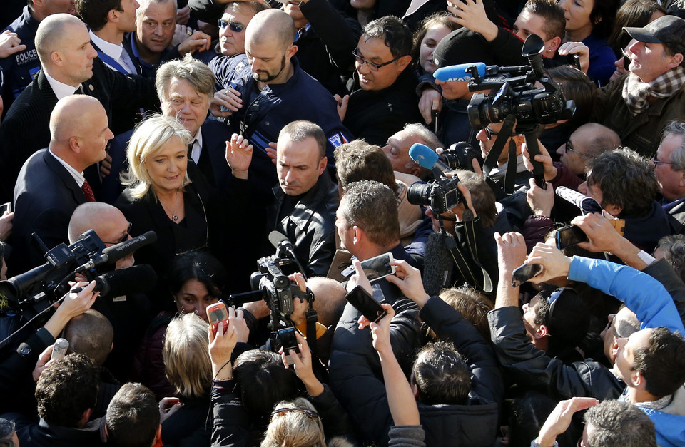 Marine Le Pen - liderka francuskiego Frontu Narodowego w rozmowie z dziennikarzami