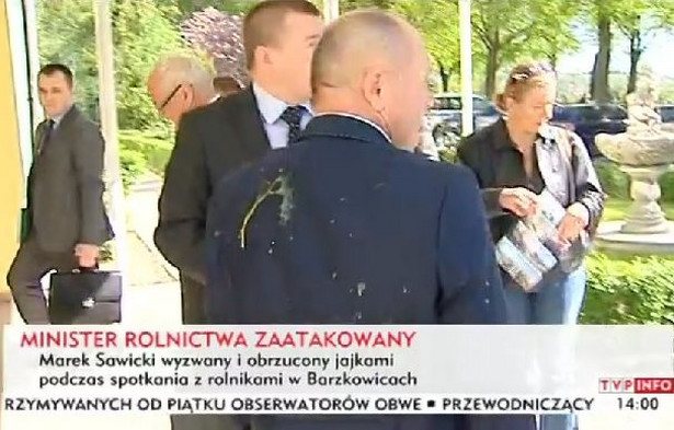 Minister rolnictwa obrzucony jajkami. Kto zaatakował Sawickiego?