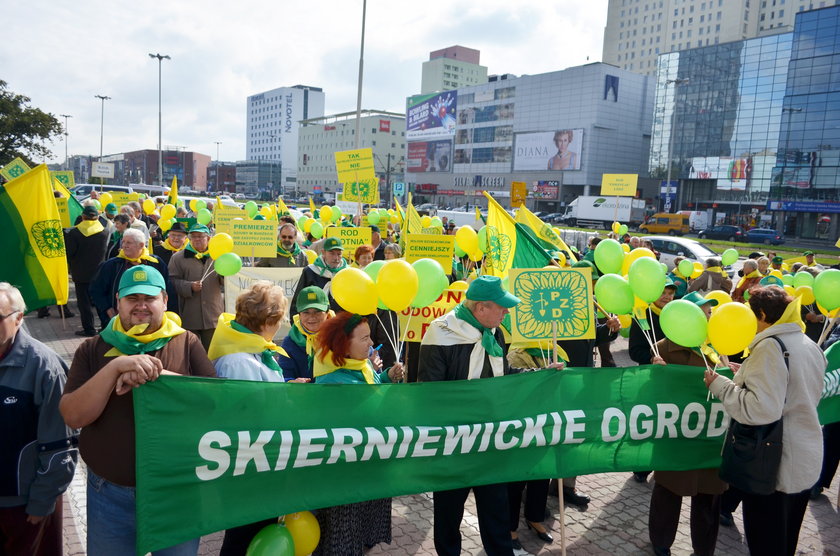 Protest działkowców na ul. Piotrkowskiej 