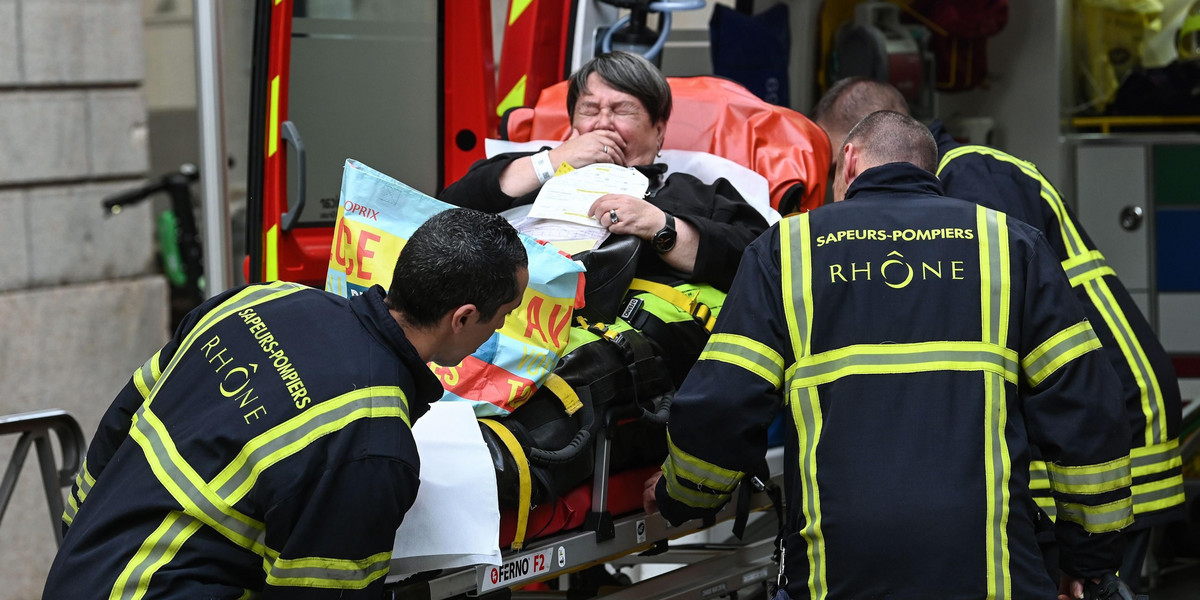 Ratownicy na miejscu wybuchu w Lyonie
