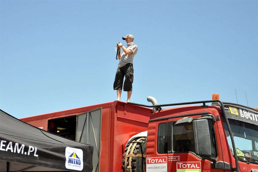 Adam Małysz wykorzystał dzień wolny w Rajdzie Dakar, by robić zdjęcia z dachu ciężarówki