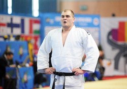 Polski judoka w czasie pandemii koronawirusa ćwiczy, wnosząc ojca po schodach