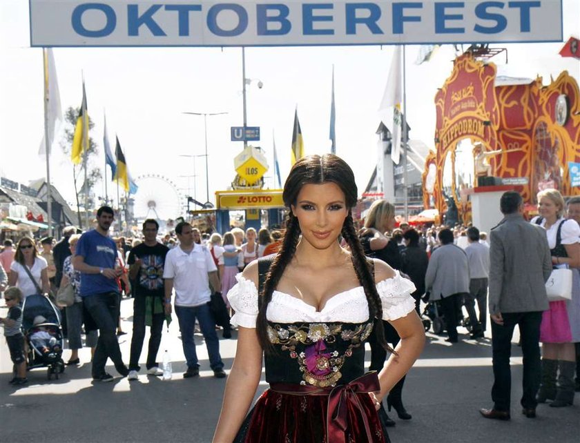 Lolitka pokazuje piersi na Oktoberfest. Foto