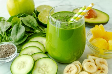 Smoothiek: nagy előnye, hogy szinte bármiből elkészíthető, elnyeli a már kevésbé szép gyümölcsöket/zöldségeket,ráadásul nem csak a termény leve, de az értékes rostok is belekerülnek a turmixba.