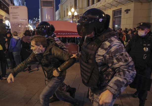 Rosyjscy policjanci zatrzymują uczestnika protestu