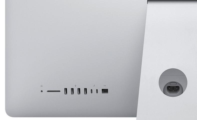 Typowe dla iMaca – łącza znajdują się na tylnym panelu: słuchawki i headset, czytnik kart pamięci z szybką technologią UHS-II, cztery łącza USB 3.1, dwa gniazda Thunderbolt 3, gniazdo sieciowe i zasilające