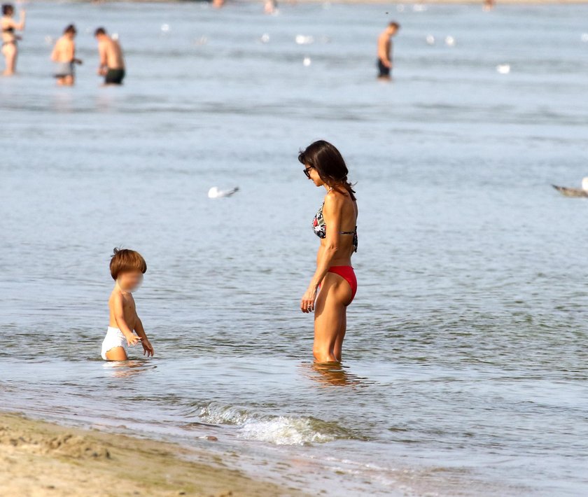 Kaczyńska w bikini cieszy się wrześniowym słońcem