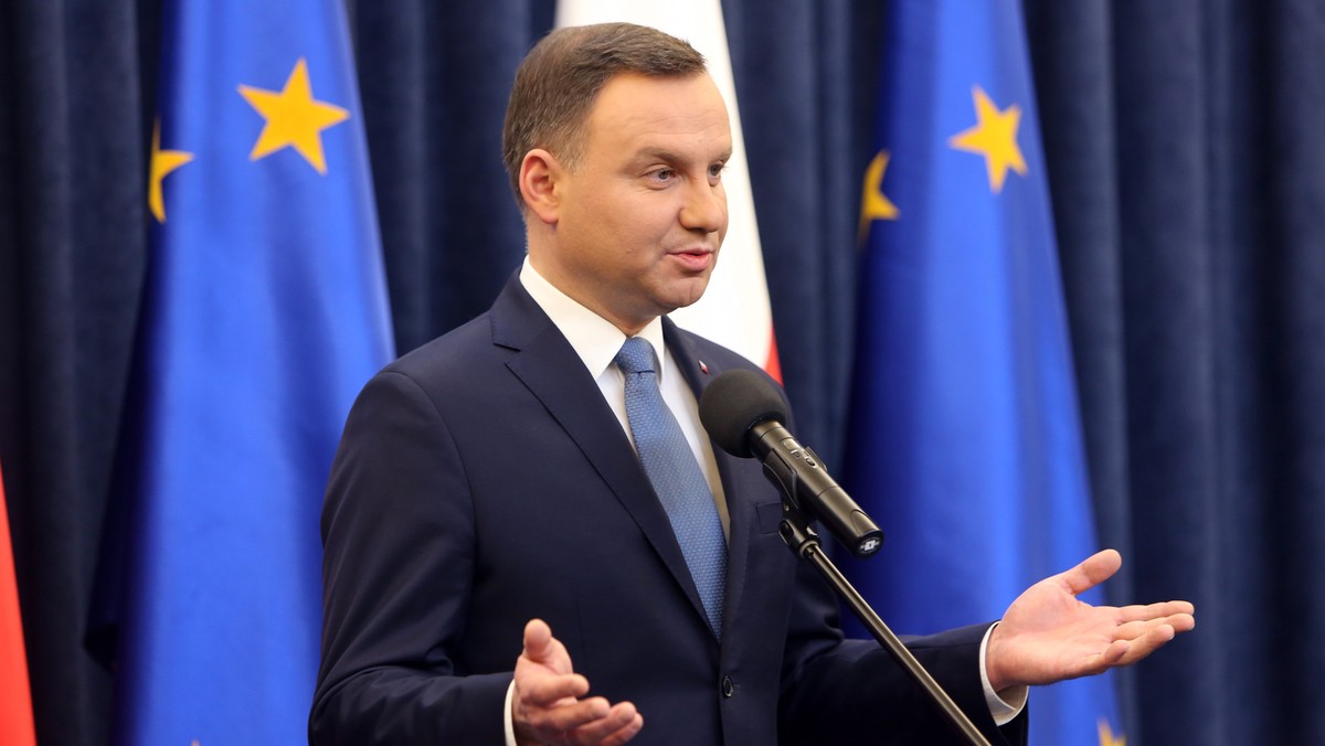 Andrzej Duda podpisał nowelizację ustawy o Trybunale Konstytucyjnym. Wywołał tym lawinę komentarzy. Wielu polityków wyraża się nieprzychylnie wobec proponowanych zmian. Ostre słowa padają pod adresem prezydenta i PiS. Z kolei część ekspertów oraz partia rządząca chwalą decyzję Andrzeja Dudy.