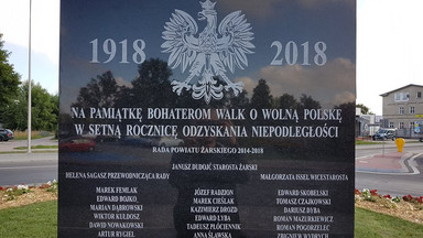 Tablica poświęcona bohaterom walk o Polskę z nazwiskami radnych. Internauci oburzeni, starosta tłumaczy: to błędna interpretacja