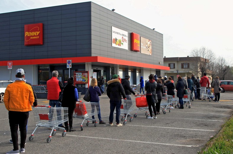 Kolejki do sklepów. Włosi masowo wykupują potrzebne towary