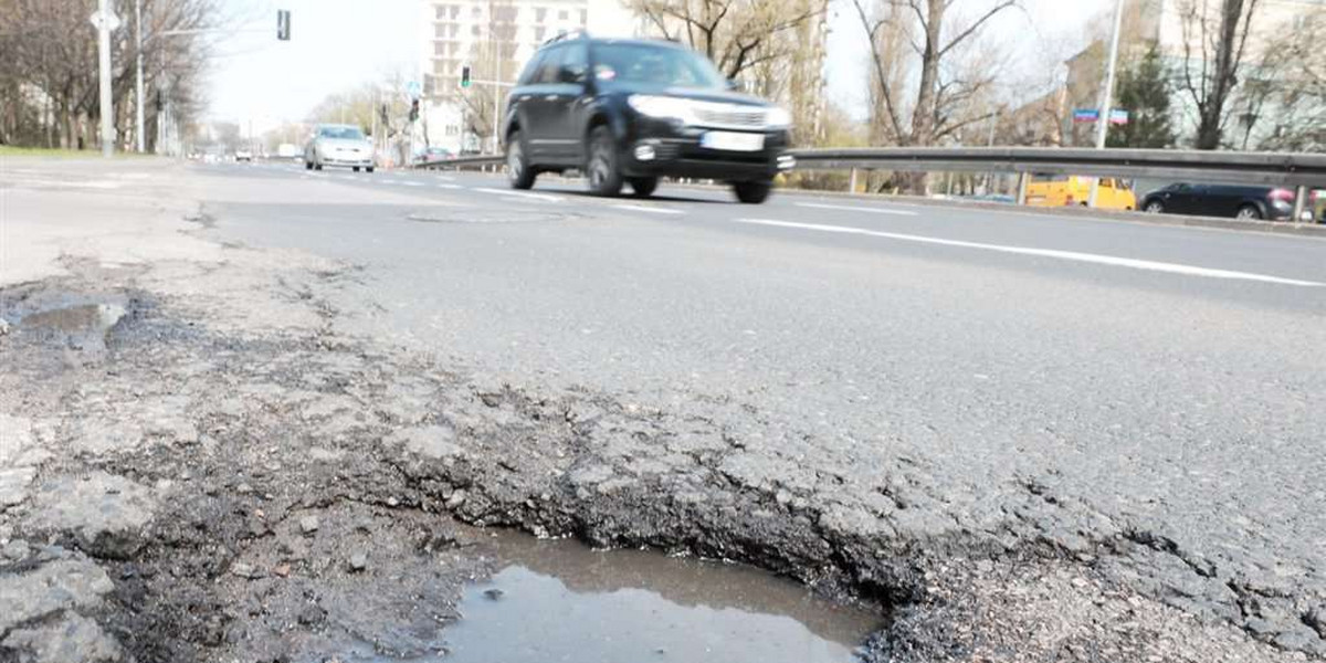 Coraz mniej pieniędzy na naprawy ulic