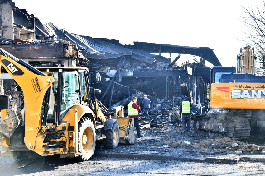 Vatrogasci prtražuju deo koji je prethodno rasčišćen